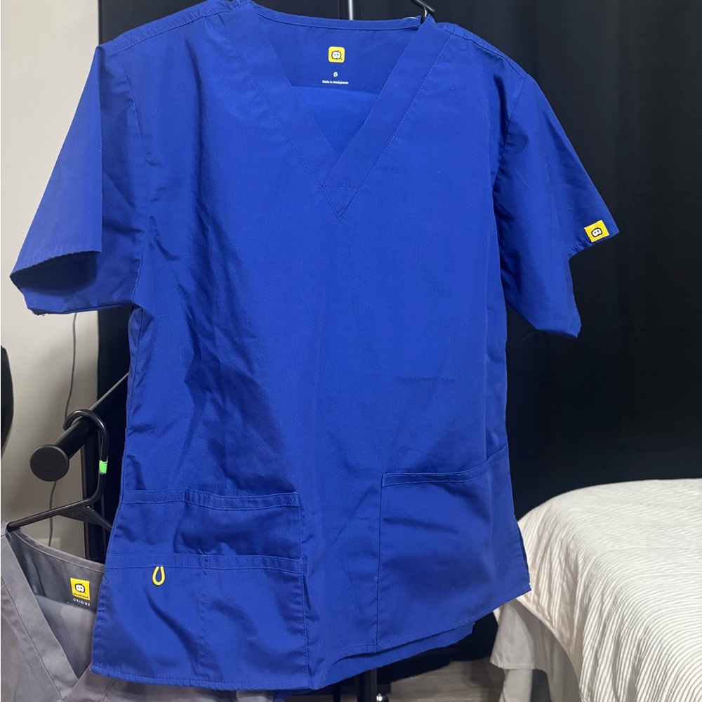 2 Wonder Wink scrub sets